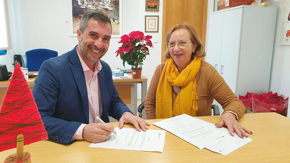 Concejal de Bienestar Social, Jose Luis Leon, con directra de Caritas Altea, Fina Ferrer.