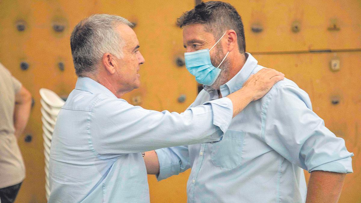 Tolo Gili recibe la felicitación de su contrincante, Toni Roldán, después del recuento de votos del congreso de El Pi.