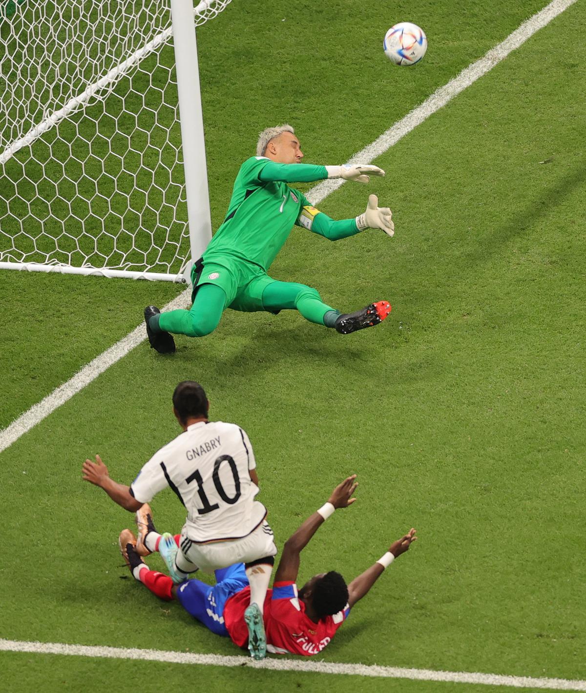 Al Khor (Qatar), 01/12/2022.- Goalkeeper Keylor Navas of Costa Rica saves a shot of Serge Gnabry of Germany (front) during the FIFA World Cup 2022 group E soccer match between Costa Rica and Germany at Al Bayt Stadium in Al Khor, Qatar, 01 December 2022. (Mundial de Fútbol, Alemania, Catar) EFE/EPA/Friedemann Vogel