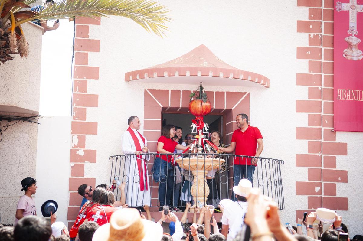 Al finalizar la eucaristía, da comienzo la romería hacia la ermita de Mahoya.