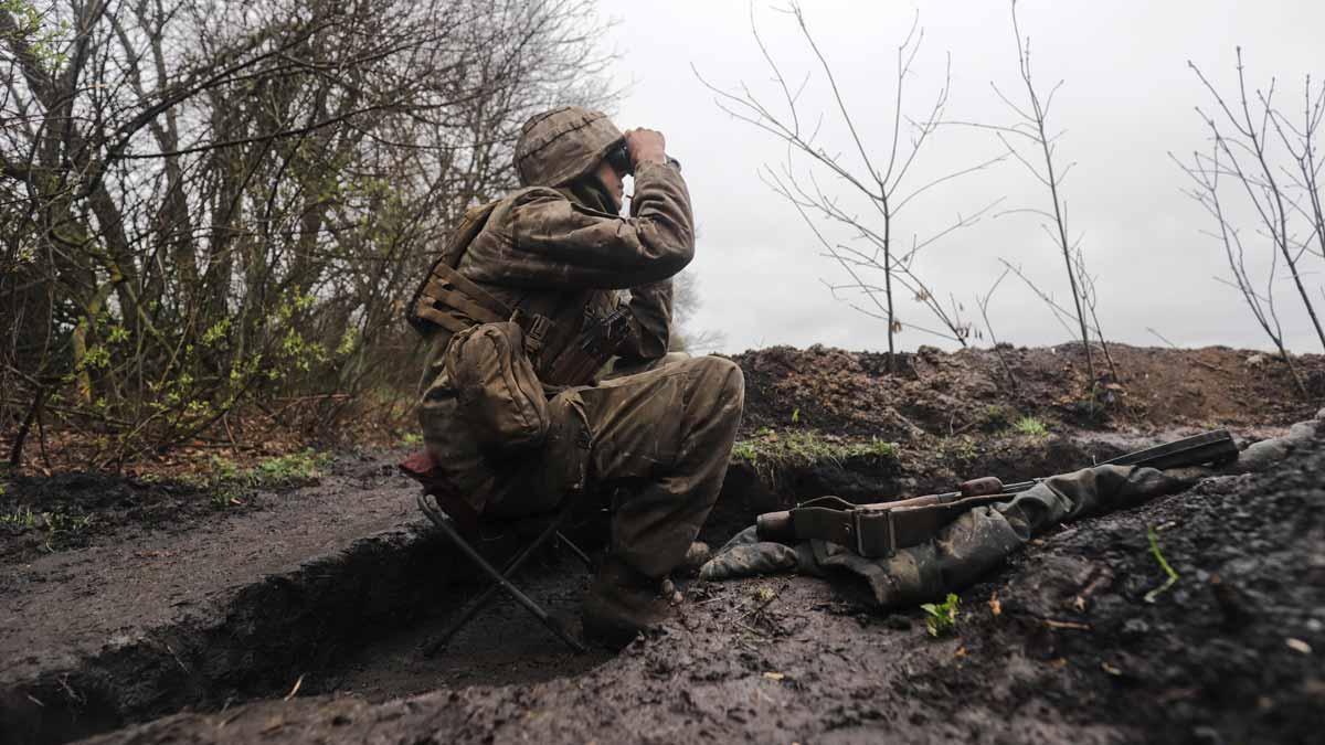 Un soldado ucraniano toma posición en el área de Járkov