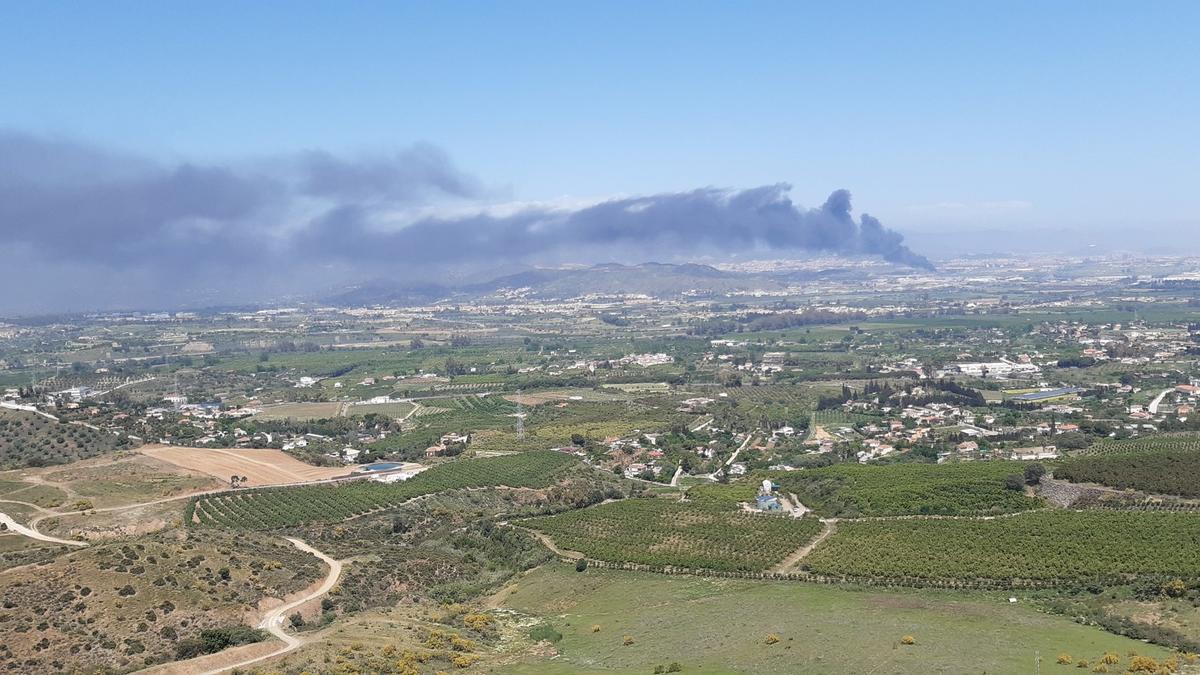 Vista de la densa humareda procedente del incendio del desguace. Foto compartida por Domi Ruiz (@RuizDomi) en nuestro perfil de Twitter (@opiniondemalaga)