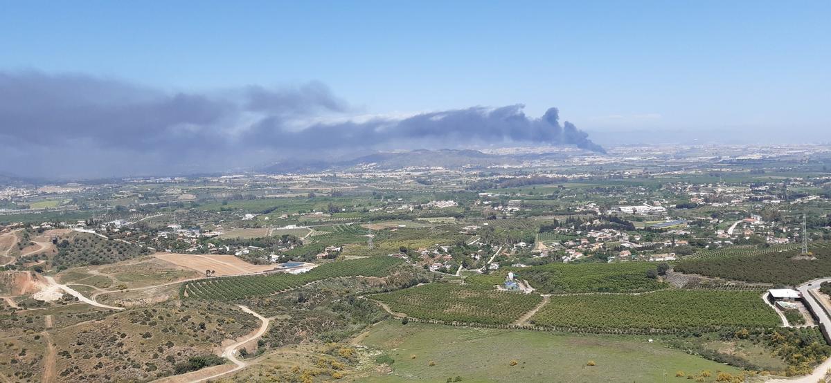 Vista de la densa humareda procedente del incendio del desguace. Foto compartida por Domi Ruiz (@RuizDomi) en nuestro perfil de Twitter (@opiniondemalaga)