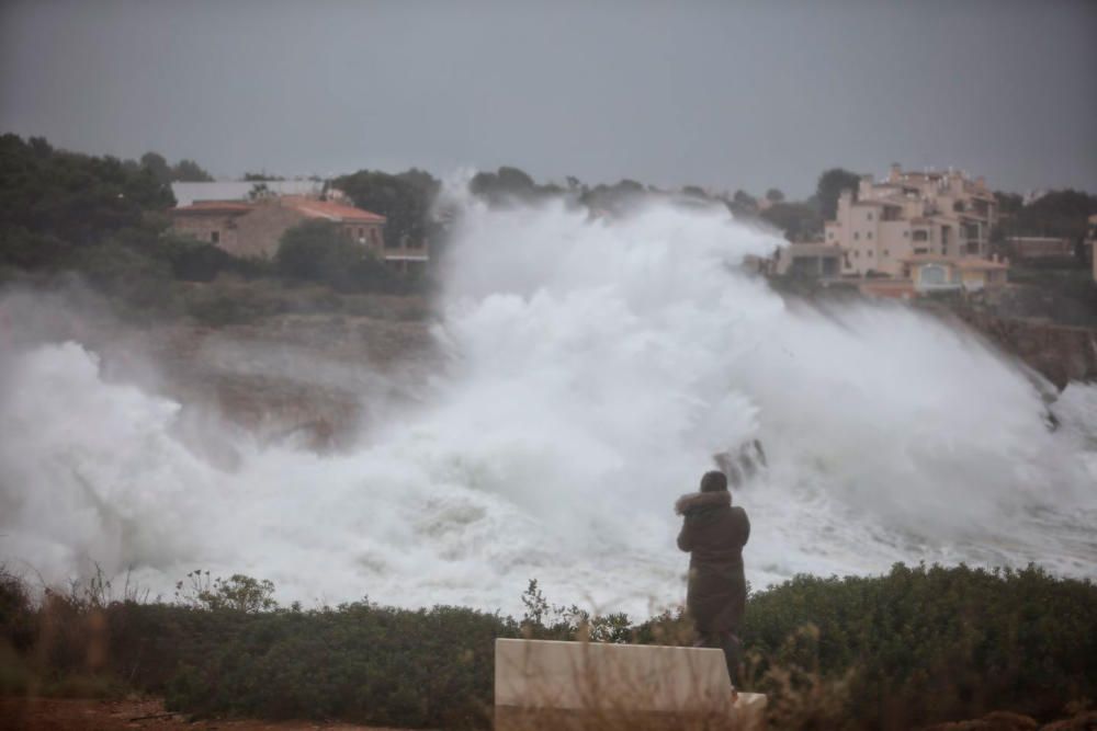 La tormenta Ana provoca vientos de  100km/h y olas de hasta 4 metros