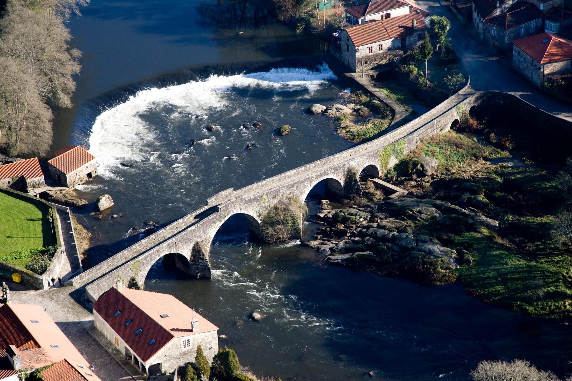 Vista aérea de A Ponte Maceira, que delimita los municipios de Ames y Negreira