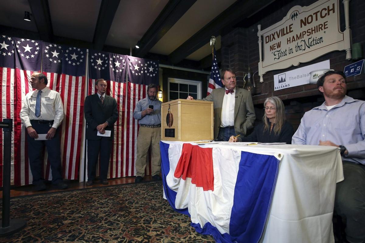 HSX08 DIXVILLE NOTCH (ESTADOS UNIDOS) 08/11/2016.- Varios votantes esperan para ejercer su derecho al voto para las elecciones presidenciales en la pequeña localidad de Dixville Notch, New Hampshire (Estados Unidos) hoy, 8 de noviembre de 2016, poco después de la medianoche. Con menos de 50 habitantes y cerca de lo que parece el fin del mundo, Hart’s Location es el pueblo más pequeño de Nuevo Hampshire y el primero que votó en la medianoche de este martes para elegir como presidenta de Estados Unidos a la candidata demócrata, Hillary Clinton. EFE/Herb Swanson HSX08 DIXVILLE NOTCH (ESTADOS UNIDOS) 08/11/2016.- Varios votantes esperan para ejercer su derecho al voto para las elecciones presidenciales en la pequeña localidad de Dixville Notch, New Hampshire (Estados Unidos) hoy, 8 de noviembre de 2016, poco después de la medianoche. Con menos de 50 habitantes y cerca de lo que parece el fin del mundo, Hart’s Location es el pueblo más pequeño de Nuevo Hampshire y el primero que votó en la medianoche de este martes para elegir como presidenta de Estados Unidos a la candidata demócrata, Hillary Clinton. EFE/Herb Swanson