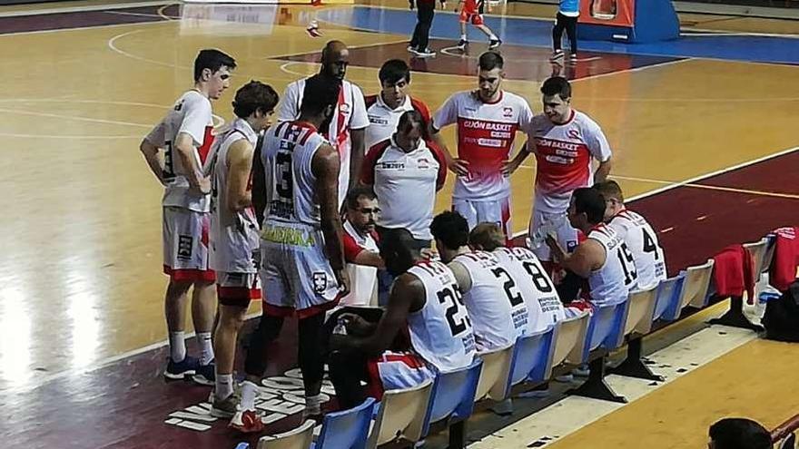 El técnico Fran Sánchez da instrucciones a su equipo durante un tiempo muerto, ayer, en León.