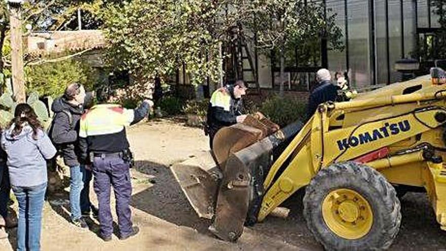 Els Mossos, amb les màquines i les edificacions que es volien tirar a terra, ahir.