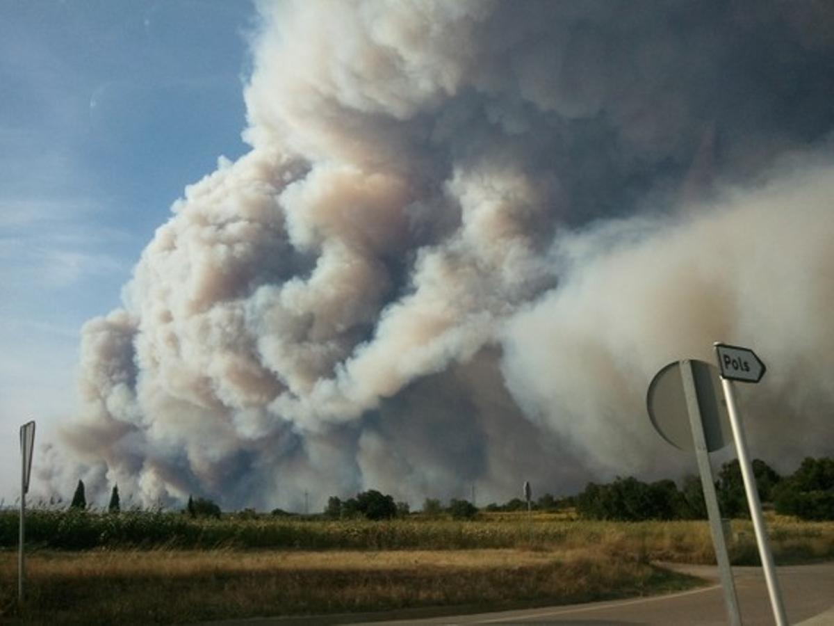 Cristina Reches envía esta fotografía de la cortina de humo provocado por el incendio.