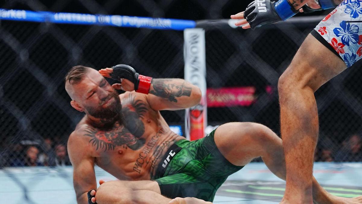 Conor McGregor lesionado en su pelea contra Max Holloway