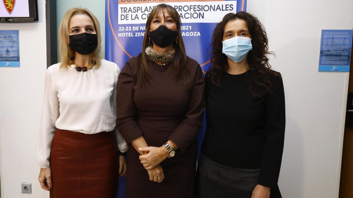 De izq. a dcha., Beatriz Domínguez, Sira Repollés y Raquel Montoiro, este lunes instantes antes del congreso.