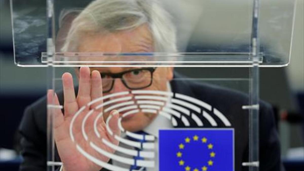 Juncker saluda desde su despacho en Estrasburgo.