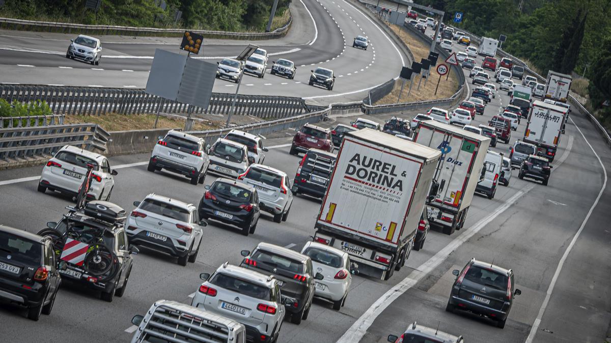 Els camions només podran anar pel carril dret i a 80 km/h a l’AP-7 per Sant Joan Els camions només podran anar pel carril dret i a 80 km/h a l’AP-7 per Sant Joan