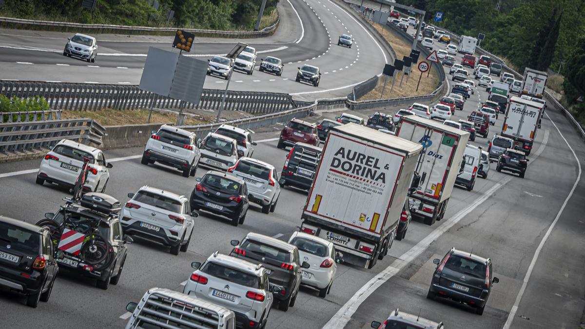 Els camions només podran anar pel carril dret i a 80 km/h a l’AP-7 per Sant Joan