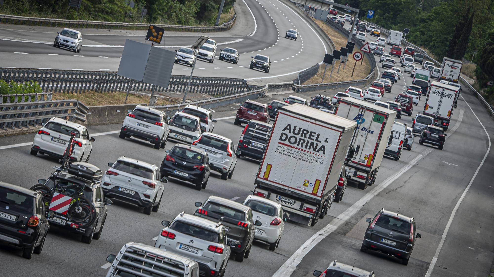 Circulación de coches y camiones por la AP-7.