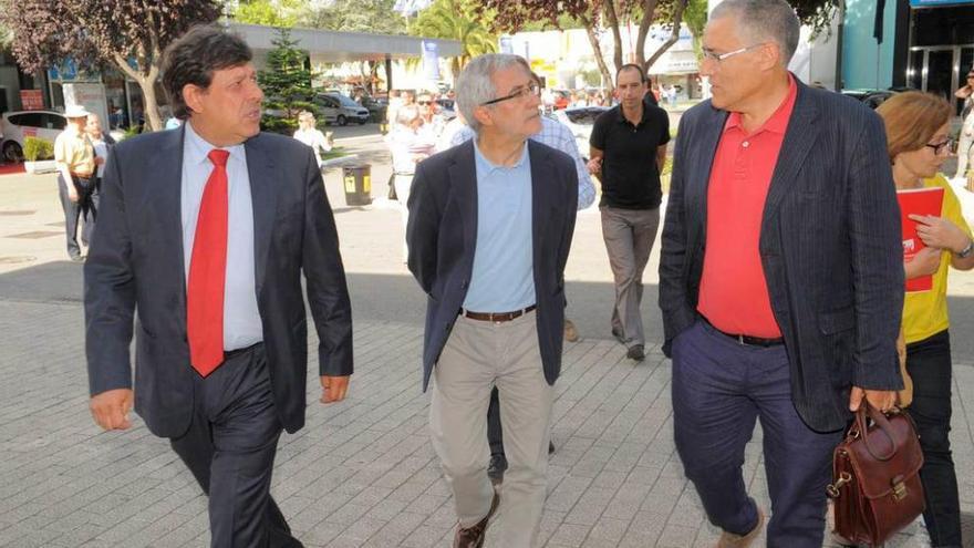 Poir la izquierda, Luis Miguel Torres, vocal de la ejecutiva de la Cámara de Comercio, con Llamazares y Orviz, en la visita de IU a la Feria. ángel gonzález