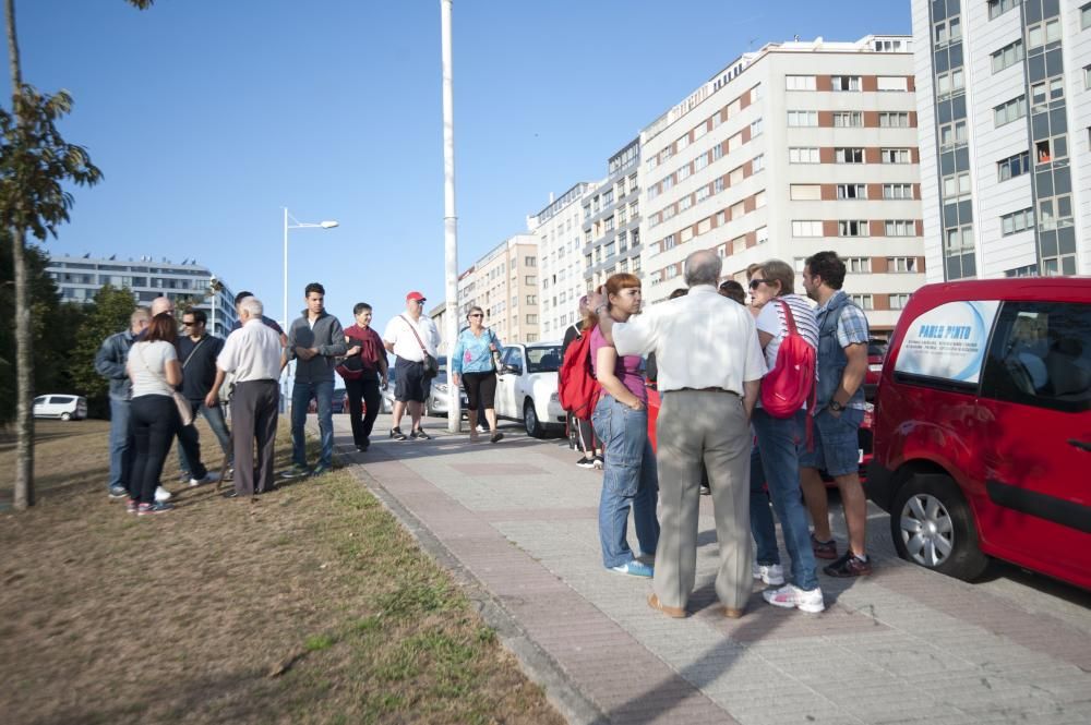 Agentes del Cuerpo Nacional de Policía, miembros de Protección Civil y voluntarios efectuan una batida por la zona de Eirís para intentar localizar restos de José Luis Fernández Ibáñez.