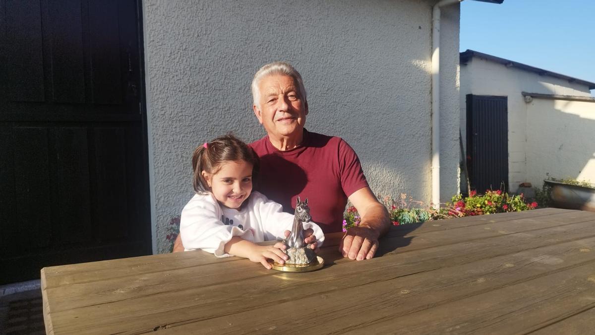 Juan Antonio Tamés y su nieta Lara junto al premio recibido en Sevilla