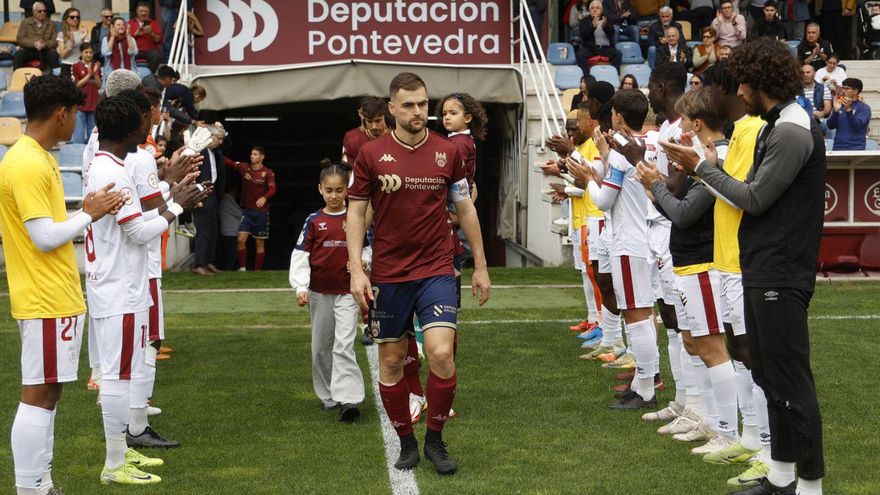 Pasillo de campeón al Pontevedra en su última jornada en Segunda Federación.