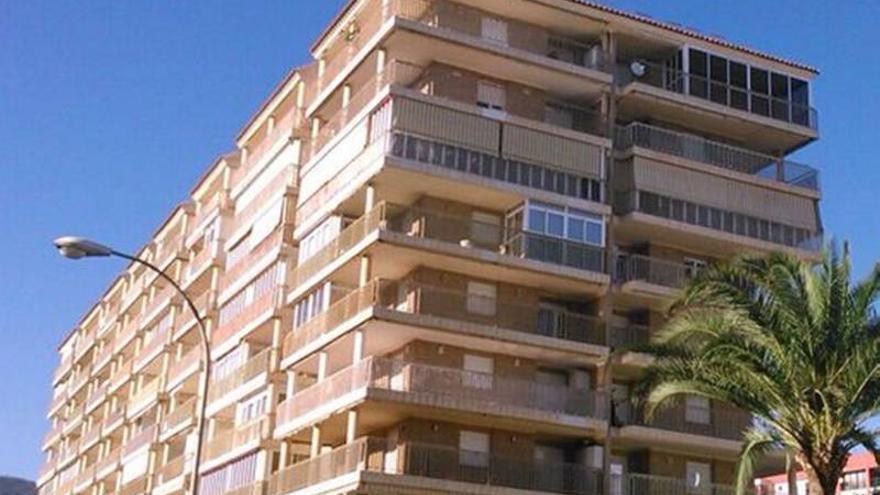 Una vela junto a la urna de un can incendia un piso en Benicàssim