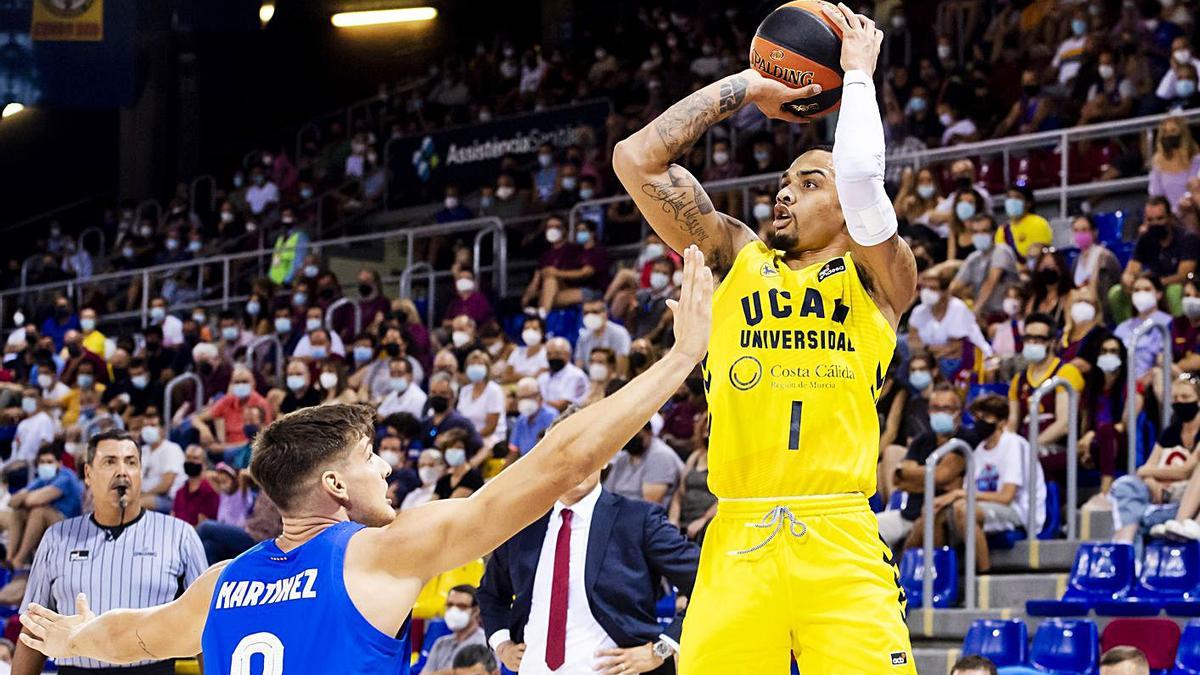 Jordan Davis lanza un triple en el partido ante el Barcelona. | VÍCTOR SALGADO/ ACB PHOTO