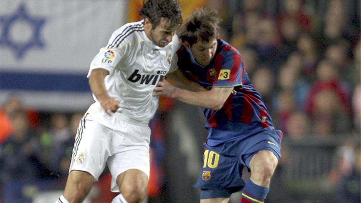 Raúl González y Leo Messi en la disputa de un balón durante el Barça-Madrid del 29 de noviembre de 2009 (1-0)