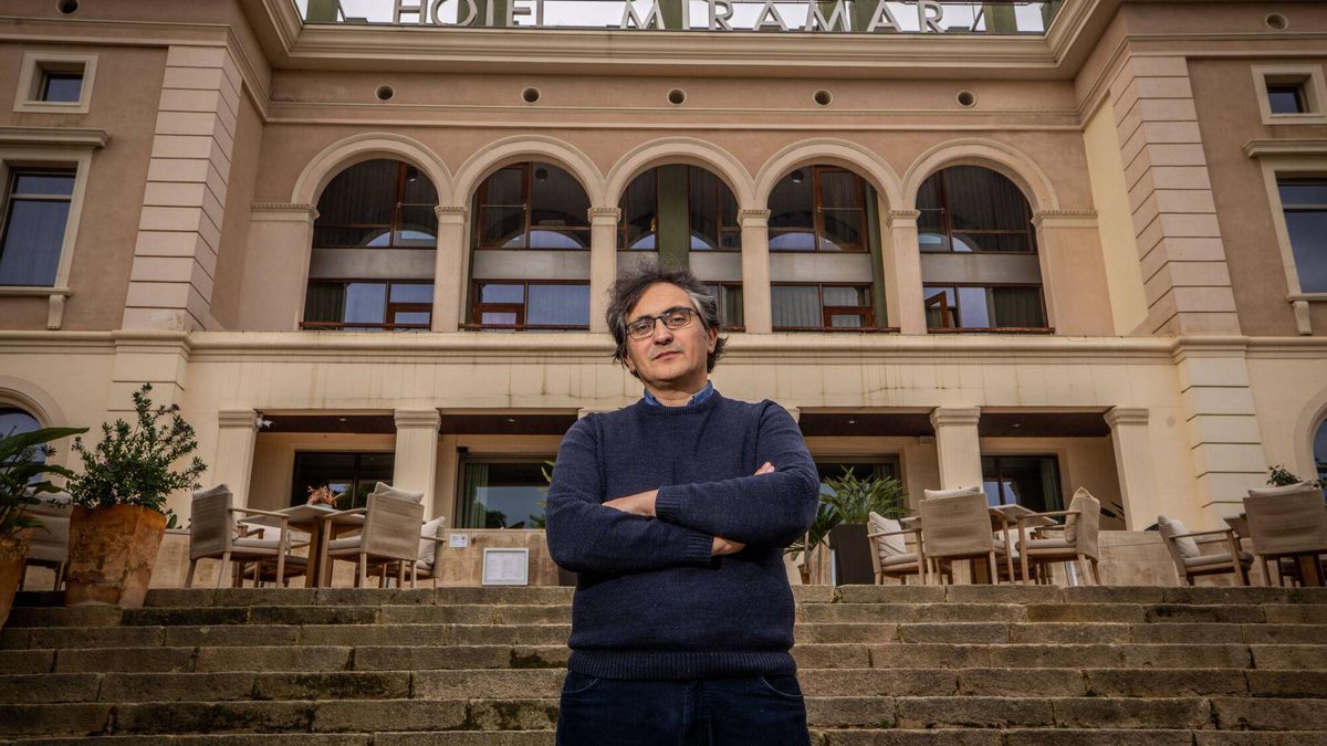 Gonzalo Torné delante del hotel Miramar de Montjuic, donde transcurre parte de 'Brujería', su última novela.