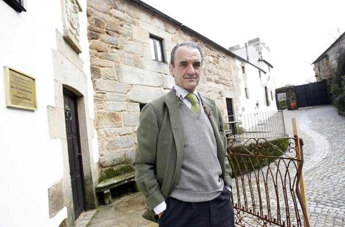 Mario Conde ante la casa que tiene alquilada a la familia Caldelas en A Mezquita.