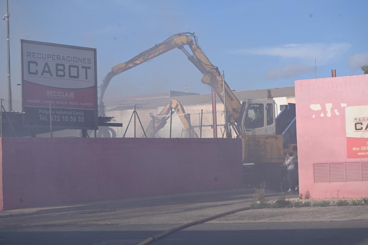 Alarma en Elche por el humo del incendio en una nave de reciclaje ubicada en Carrús