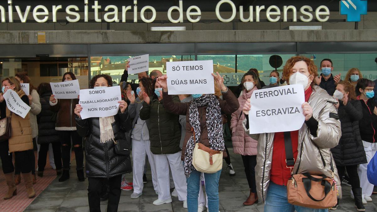 Los manifestantes portaron mensajes de protesta y una pancarta.