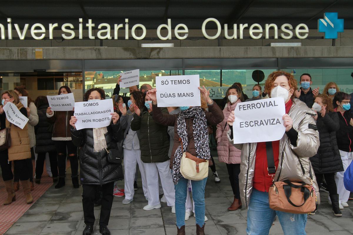 Los manifestantes portaron mensajes de protesta y una pancarta.