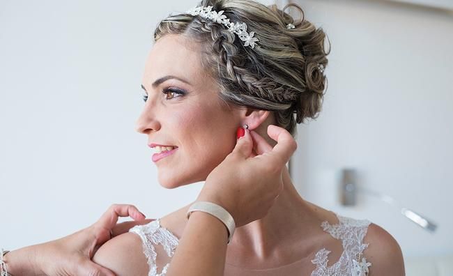 Fotos imprescindibles en tu boda: la novia arreglándose