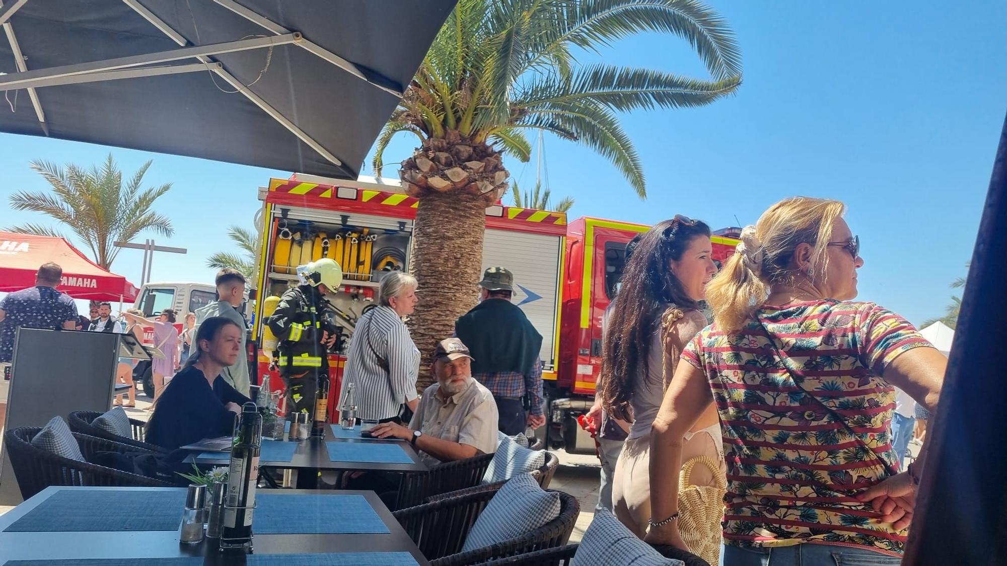 Susto en primera línea del Port d'Alcúdia por el incendio en un hostal el día de la Fira de la Sípia