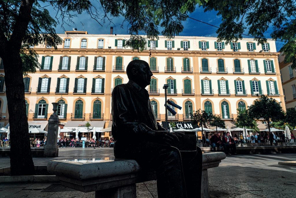 Escultura de Pablo Picasso frente a su casa natal