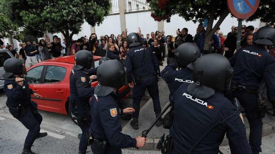 Agentes de la Policía Nacional, ante la protesta por el desalojo de la Comandancia de Obras.