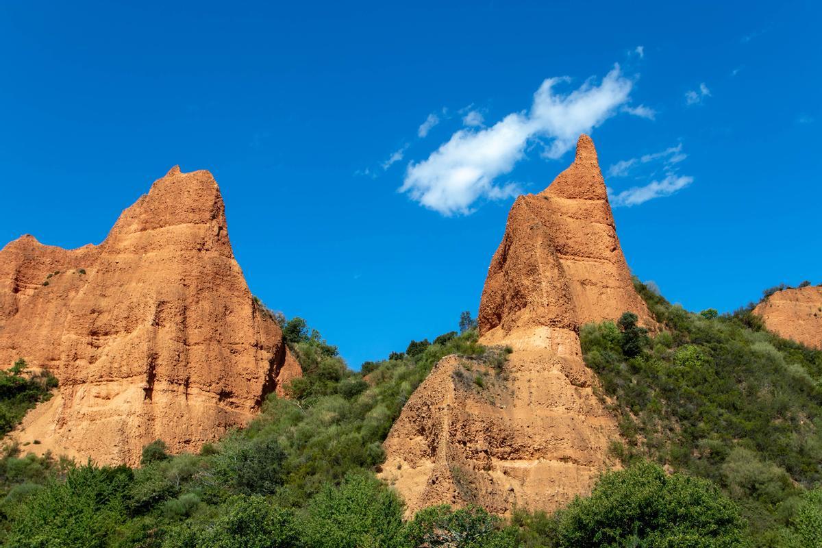 Uno de los elementos que más llama la atención al recorrer Las Médulas es el color de la tierra