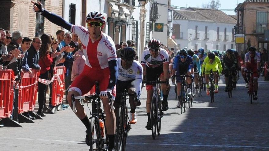 En el esprint el polaco Rudyk supera al argentino del Mutua Leva Alé Nahuel D´Aquila