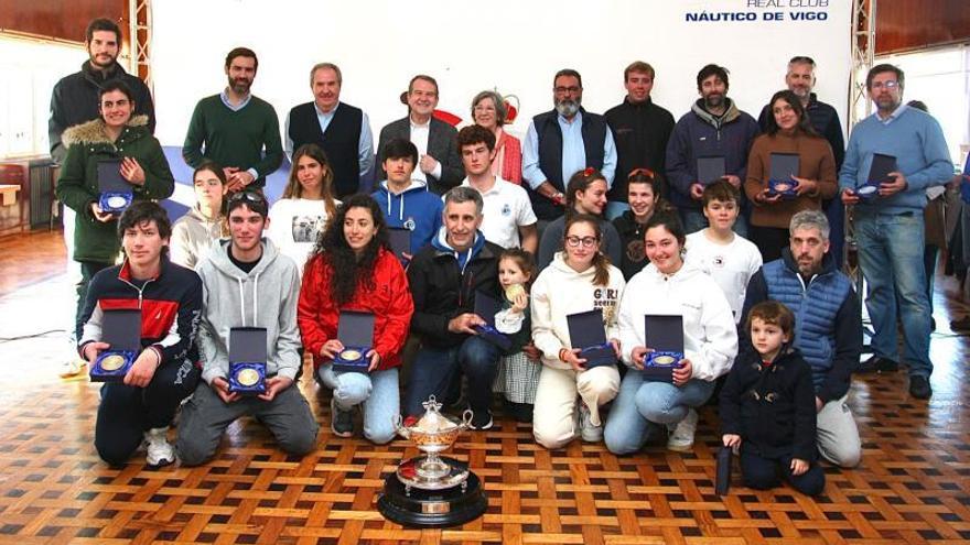 Foto de familia de autoridades y ganadores. |  // RCNV