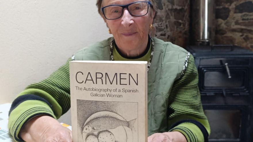 Carmen López, co libro de Hans C. Buechler e Judith Buechler sobre a súa historia. | Xabier Maceiras