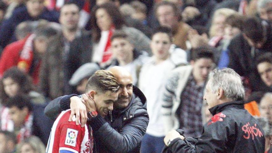 Abelardo abraza a Sanabria tras sustituirlo en el encuentro ante Las Palmas. j. j.