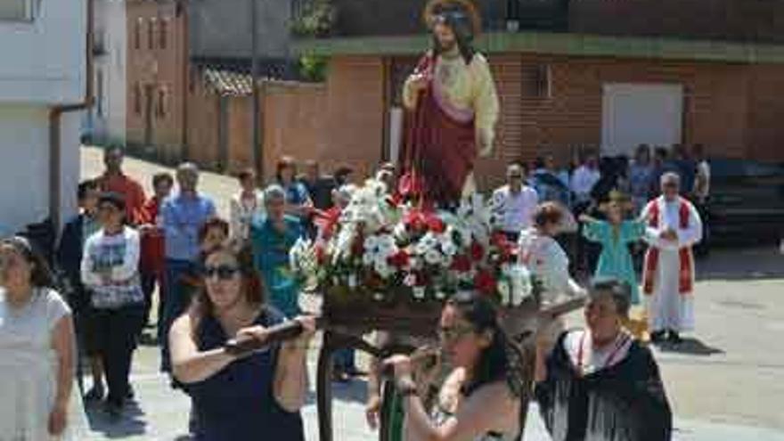 La procesión del Corazón de Jesús por las calles de Olmillos.
