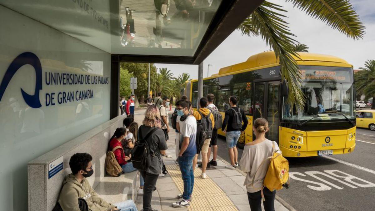 Estudiantes en la parada de guaguas del Campus de Tafira. | | LP/DLP