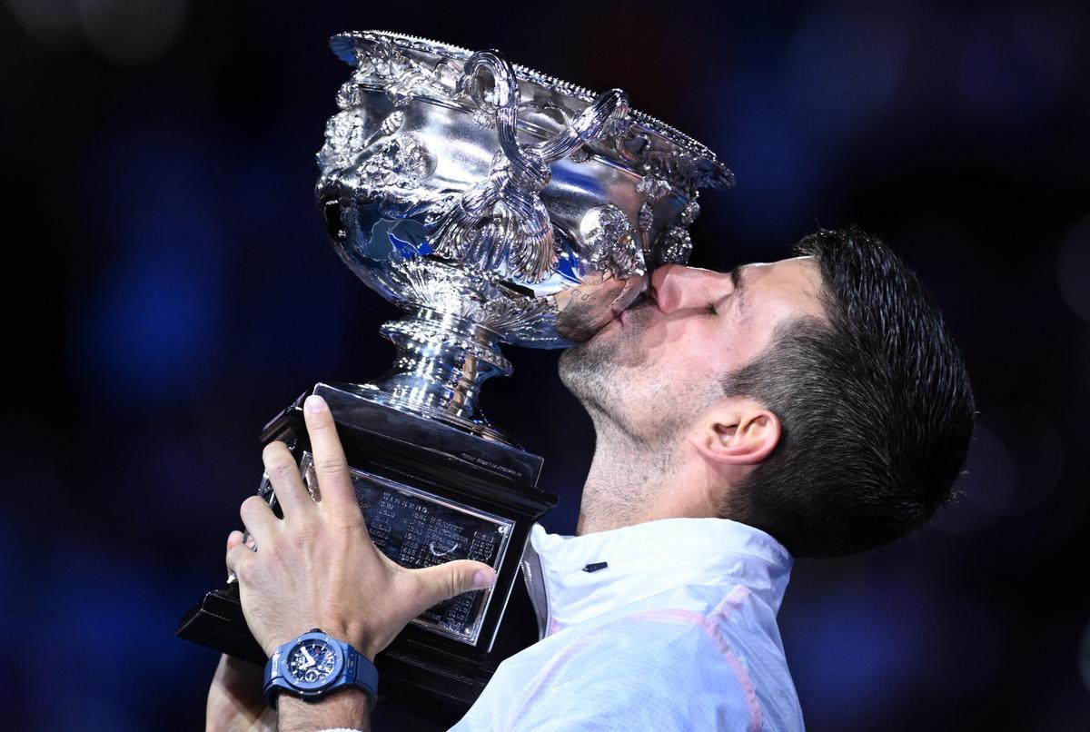 Djokovic besa el trofeo de campeón del Open de Australia.