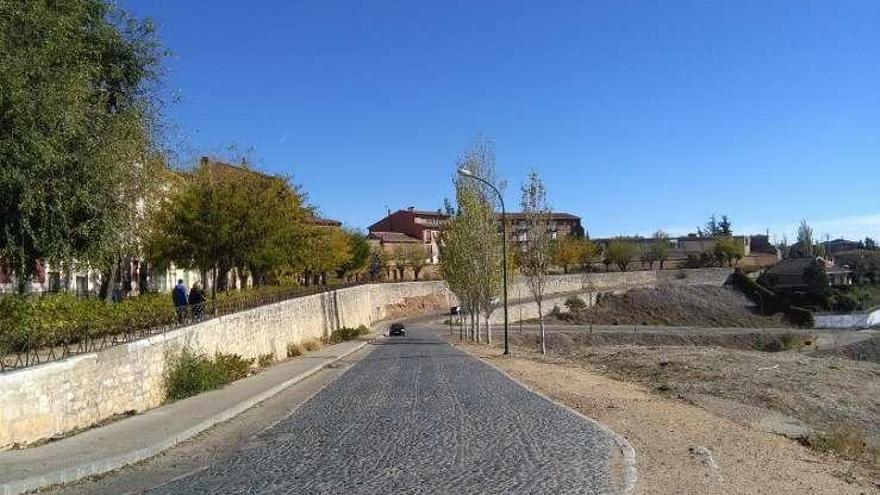 Carretera de la Estación en la que se ha limpiado un lateral.