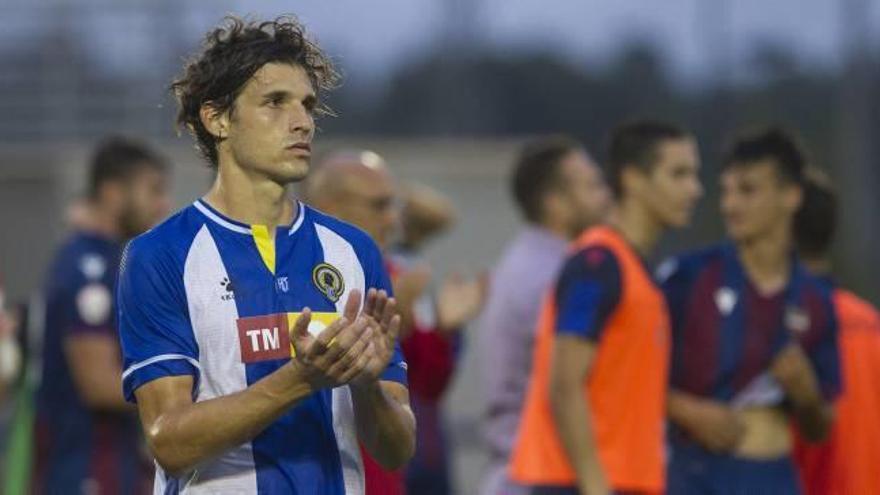 El mediocentro del Hércules Fran Miranda aplaude a la afición desplazada a la Ciudad Deportiva del Levante.