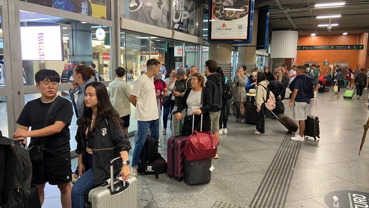 Cientos de viajeros siguen atrapados en Atocha tras el temporal a la espera de una solución.