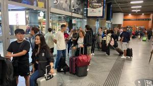 Cientos de viajeros siguen atrapados en Atocha tras el temporal a la espera de una solución.