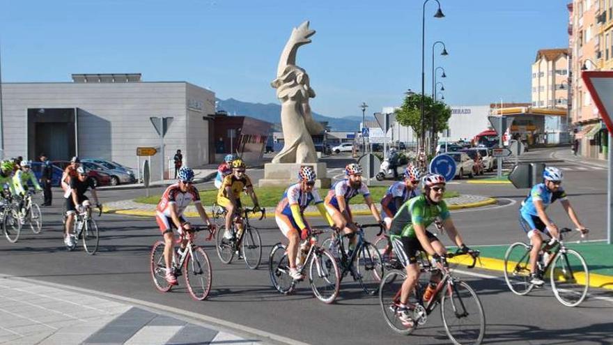 Varios de los participantes en la rotonda del puerto, al poco de salir.