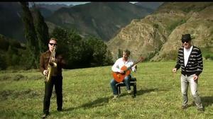 El músic Juan Perro interpreta la cançó principal de ’Cinema Paradiso’.