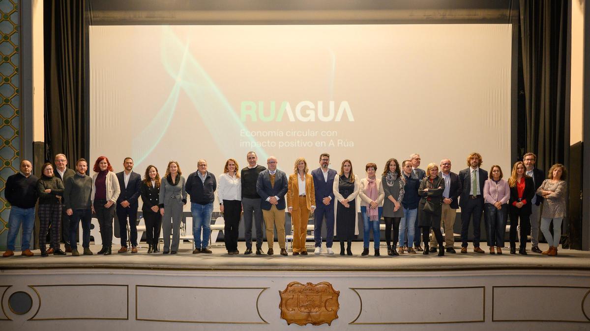 Ruagua se presentó en un acto abierto a la participación de la ciudadanía de A Rúa en el Centro Cultural Avenida